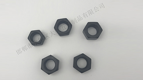 在大久五金看來(lái)，六角螺母是將機(jī)械設(shè)備緊密連接起來(lái)的重要零件